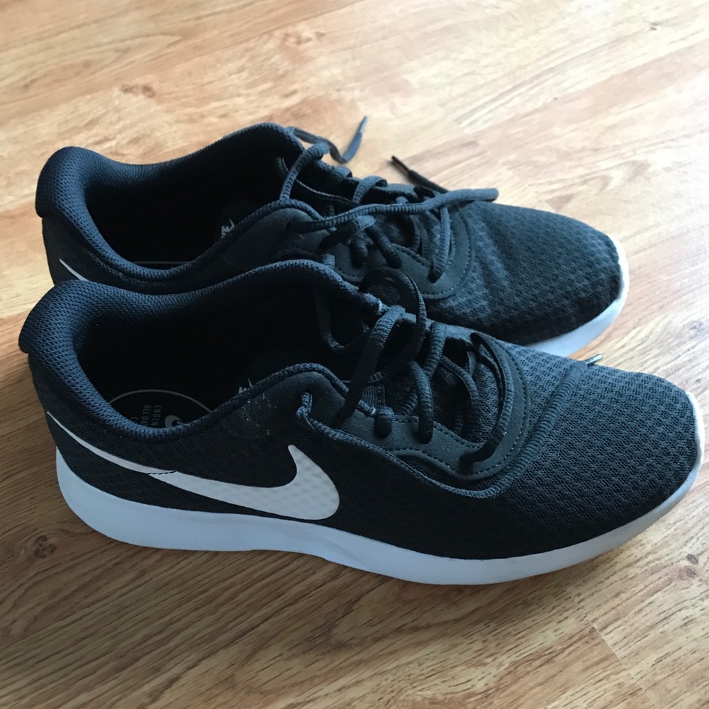 Nike Women’s Tanjun Black Size 10
